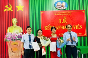 Y Thu (thứ 2 từ trái sang) được kết nạp Đảng khi vừa tròn 18 tuổi. Ảnh: Dung Nguyễn