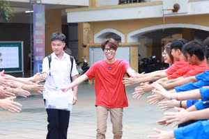 Thí sinh tham dự Kỳ thi tốt nghiệp THPT năm 2025 phấn khởi sau khi hoàn thành bài thi. Ảnh: Vân Anh