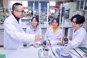 Một hoạt động nghiên cứu khoa học của Trường Đại học Khoa học và Công nghệ Hà Nội. Ảnh: NTCC