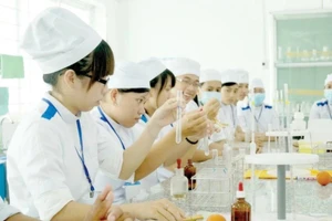 Sinh viên khối ngành Y khoa, Trường Đại học Trà Vinh trong một buổi thực hành. Ảnh: NTCC