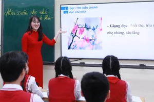 Cô, trò Trường THCS Chương Dương (Hồng Hà, Hà Nội) trong giờ học Ngữ văn. Ảnh: Đình Tuệ