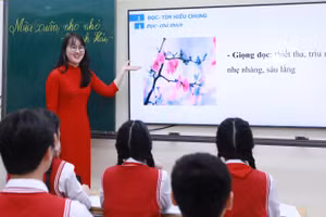 Cô, trò Trường THCS Chương Dương (Hồng Hà, Hà Nội) trong giờ học Ngữ văn. Ảnh: Đình Tuệ