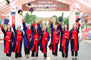 Sinh viên Trường Đại học Cửu Long trong ngày tốt nghiệp. Ảnh: Q. Ngữ