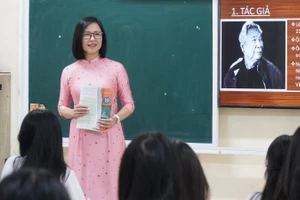 Cô Nguyễn Minh Hồng trong giờ lên lớp tại Trường THPT Huỳnh Thúc Kháng (Thành Vinh, Nghệ An).