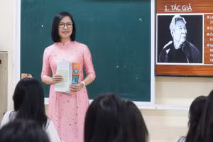 Cô Nguyễn Minh Hồng trong giờ lên lớp tại Trường THPT Huỳnh Thúc Kháng (Thành Vinh, Nghệ An).