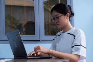 Nguyễn Thảo Linh, học sinh Trường THPT Thống Nhất A (xã Trảng Bom, Đồng Nai) kiểm tra danh sách nguyện vọng đăng ký xét tuyển, chiều ngày 27/7. Ảnh: M.Tùng