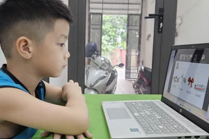Học sinh Hà Nội học trực tuyến trong các ngày 6 - 7/10. Ảnh: Đình Tuệ 