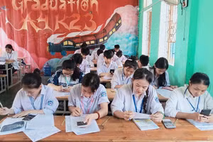 Tại phòng học các trường THPT trên địa bàn huyện Hương Khê, nhà trường tăng cường thêm quạt treo tường. Ảnh: D.C