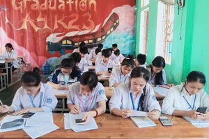 Tại phòng học các trường THPT trên địa bàn huyện Hương Khê, nhà trường tăng cường thêm quạt treo tường. Ảnh: D.C