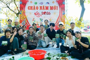 Sinh viên tại Ký túc xá Đại học Quốc gia TPHCM gói bánh chưng, bánh tét, chào đón năm mới. Ảnh: Lâm Ngọc
