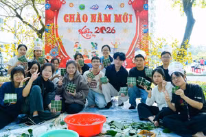 Sinh viên tại Ký túc xá Đại học Quốc gia TPHCM gói bánh chưng, bánh tét, chào đón năm mới. Ảnh: Lâm Ngọc