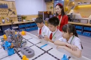 Giáo viên Trường THCS Tây Mỗ (Hà Nội) hướng dẫn học sinh thực hành tại phòng STEM. Ảnh: NTCC
