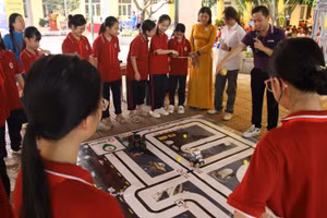 Thầy - trò Trường THCS Vĩnh Hưng (Hà Nội) trong hoạt động ngoài giờ lên lớp. Ảnh: TG