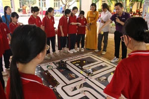 Thầy - trò Trường THCS Vĩnh Hưng (Hà Nội) trong hoạt động ngoài giờ lên lớp. Ảnh: TG