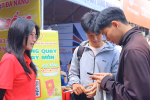 Học sinh tìm hiểu các ngành nghề học tại Trường Cao đẳng Đại Việt Đà Nẵng. 