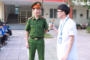 Học sinh Trường THPT Hoài Đức C (Hà Nội) được cán bộ công an tuyên truyền về các quy định của pháp luật liên quan đến vũ khí, vật liệu nổ, công cụ hỗ trợ. Ảnh: TG 