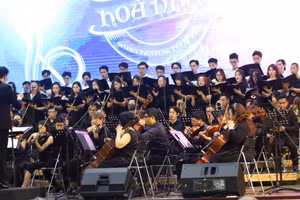 Nhạc trưởng Trần Nhật Minh và dàn nhạc giao hưởng tham gia biểu diễn. Ảnh: K.H