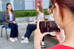 Sinh viên ngành Báo chí, Trường Đại học Khoa học Xã hội và Nhân văn (Đại học Quốc gia TPHCM) thực hiện bài tập môn đối thoại truyền hình. Ảnh: T.L