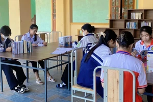 Học sinh đọc sách ở thư viện Trường THPT Nghi Lộc 2 (Nghi Mỹ, Nghi Lộc, Nghệ An). Ảnh: NVCC