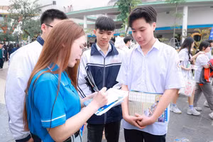 Học sinh tham dự ngày hội gắn kết giáo dục nghề nghiệp Hà Nội với thị trường lao động năm 2025. Ảnh: INT