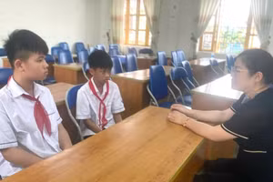 Giáo viên Trường THCS Hoà Nghĩa (Dương Kinh) tư vấn tâm lý học đường cho học sinh. Ảnh: Linh An