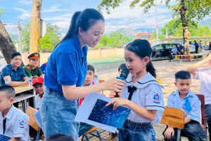 Các thành viên câu lạc bộ tham gia tuyên truyền phòng chống đuối nước cho học sinh bằng dân ca ví, giặm.