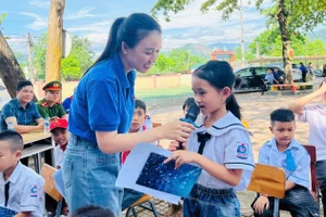 Các thành viên câu lạc bộ tham gia tuyên truyền phòng chống đuối nước cho học sinh bằng dân ca ví, giặm.