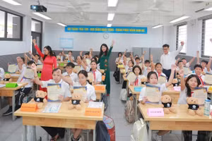 Cô, trò Trường THCS Trần Duy Hưng (Hà Nội). Ảnh: NTCC