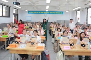 Cô, trò Trường THCS Trần Duy Hưng (Hà Nội). Ảnh: NTCC