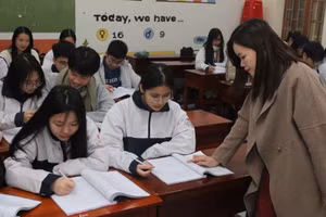 Cùng với rèn luyện kỹ năng, cô Kiều Thị Na - giáo viên chủ nhiệm lớp 11 Anh 1 thường xuyên tạo ra môi trường học tập vui vẻ, thoải mái cho học sinh.