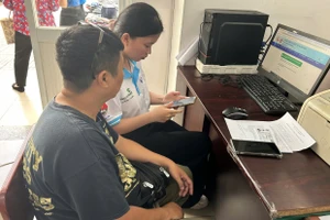 Sinh viên hỗ trợ người cao tuổi tại Quận 3, TPHCM các kỹ năng sử dụng điện thoại thông minh. Ảnh: Tiên Trinh