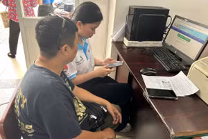 Sinh viên hỗ trợ người cao tuổi tại Quận 3, TPHCM các kỹ năng sử dụng điện thoại thông minh. Ảnh: Tiên Trinh