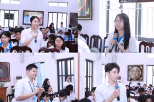 Học sinh Trường THPT chuyên Hưng Yên đặt câu hỏi về hướng nghiệp với chuyên gia. Ảnh: Tuệ Đình