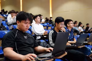 Trường Đại học Bách khoa (Đại học Đà Nẵng) tập huấn sử dụng AI trong học tập và nghiên cứu khoa học cho sinh viên. Ảnh: NTCC