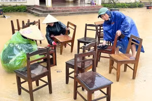 Giáo viên Trường Tiểu học Võ Liệt (Kim Bảng, Nghệ An) lau rửa bàn ghế chuẩn bị cơ sở vật chất để đón học sinh trở lại trường. Ảnh: NTCC