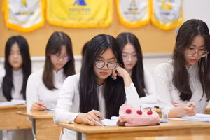 Học sinh lớp 12 Trường THPT Phan Đình Phùng (Hà Nội) tập trung ôn tập trước Kỳ thi tốt nghiệp THPT năm 2025. Ảnh: Xuân Phú