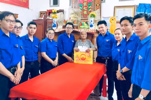 Sinh viên Khoa Khoa học chính trị (Trường Đại học Cần Thơ) thăm hỏi Bà mẹ Việt Nam Anh hùng Nguyễn Thị Đắc. Ảnh: NTCC