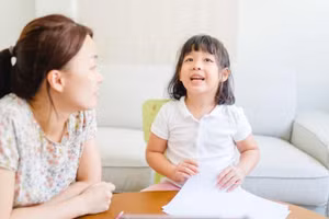 Để dạy trẻ học ngoại ngữ tại nhà, phụ huynh có thể áp dụng đồng thời, kết hợp một hoặc nhiều phương pháp tùy theo sở thích của bé. Ảnh minh họa.