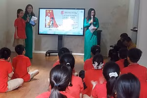 Các đội viên Trường Tiểu học Nghĩa Dũng (Ba Đình, Hà Nội) xuất sắc mở ẩn số và đọc vang 5 điều Bác Hồ dạy trong chương trình trải nghiệm di sản Hồ Chí Minh “Bác Hồ trong trái tim em” của Khu Di tích Chủ tịch Hồ Chí Minh tại Phủ Chủ tịch. Ảnh: Bình Thanh.