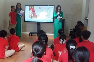 Các đội viên Trường Tiểu học Nghĩa Dũng (Ba Đình, Hà Nội) xuất sắc mở ẩn số và đọc vang 5 điều Bác Hồ dạy trong chương trình trải nghiệm di sản Hồ Chí Minh “Bác Hồ trong trái tim em” của Khu Di tích Chủ tịch Hồ Chí Minh tại Phủ Chủ tịch. Ảnh: Bình Thanh.