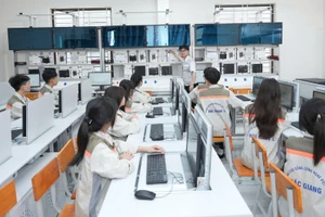 Sinh viên VKTech trong giờ học về Truyền thông công nghiệp. Ảnh: NTCC