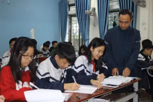 Tiết ôn tập của học sinh lớp 9 Trường THCS Phan Huy Chú (Thạch Hà, Hà Tĩnh). Ảnh: Hồ Phương