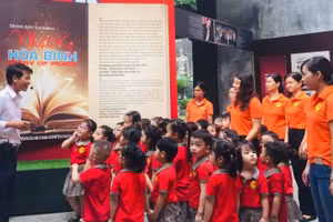 Học sinh Trường Mầm non Lý Thường Kiệt (Hoàn Kiếm, Hà Nội) tham quan di tích Nhà tù Hỏa Lò. Ảnh: Website nhà trường