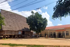 Dãy 5 phòng học thôn Kon Teo Đăk Lấp nằm bên cạnh nhà rông. Ảnh: Trúc Hân