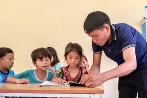 Thầy giáo và học sinh lớp 1 ở điểm lẻ Tà Cóm - Trường Tiểu học Trung Lý 2.