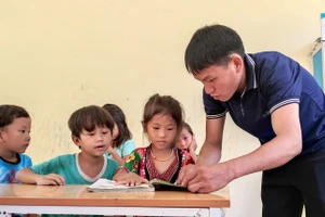 Thầy giáo và học sinh lớp 1 ở điểm lẻ Tà Cóm - Trường Tiểu học Trung Lý 2.