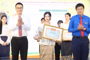 Khen thưởng “Sinh viên, học viên Lào - Campuchia tiêu biểu TPHCM” năm 2025. Ảnh: N.T