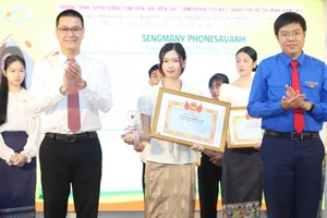 Khen thưởng “Sinh viên, học viên Lào - Campuchia tiêu biểu TPHCM” năm 2025. Ảnh: N.T