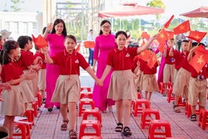 Cô, trò Trường Tiểu học Cửa Nam (Nam Định, Ninh Bình) trong ngày khai giảng năm học 2025 - 2026.