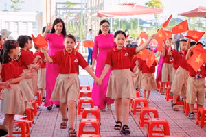 Cô, trò Trường Tiểu học Cửa Nam (Nam Định, Ninh Bình) trong ngày khai giảng năm học 2025 - 2026. 